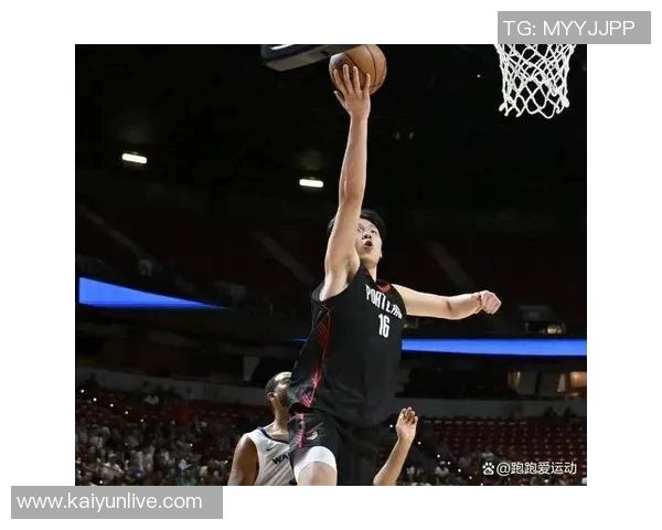 杨瀚森防守表现不佳面对挡拆和波斯特三分显得犹豫不决