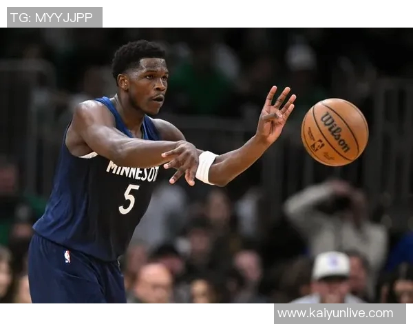 爱德华兹半场表现平平次节仅靠罚球得分球队状态堪忧 爱德华兹半场表现平平次节仅靠罚球得分球队状态堪忧