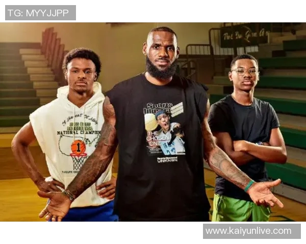 老父亲的骄傲詹姆斯分享多张身穿儿子布莱斯球衣观赛的温馨瞬间